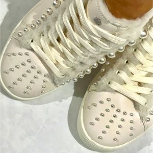 👟👟 NWOT STEWART WEIZMANN Leather Sneakers Championing Artistry & Function 💖💍
